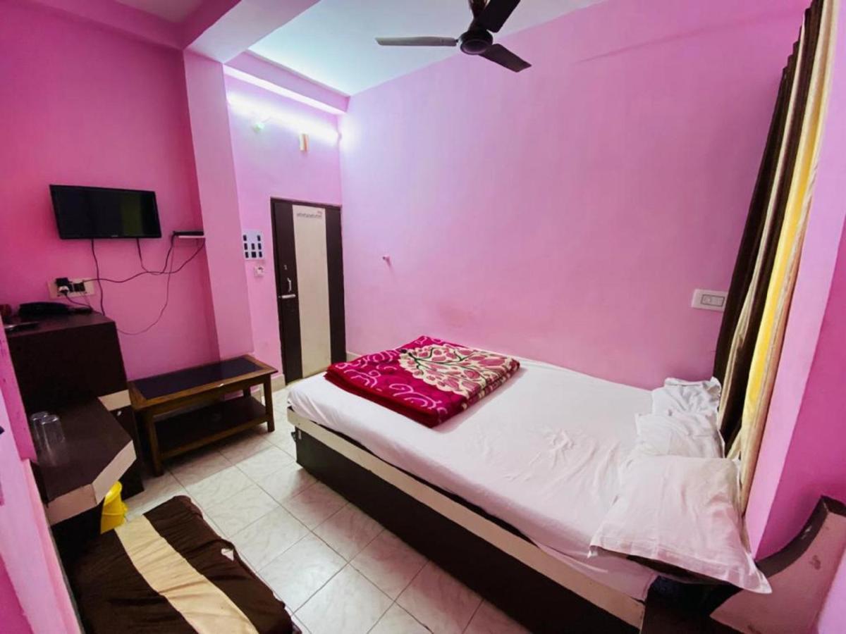 Staymaker Hotel Prerana Тарапит Екстериор снимка